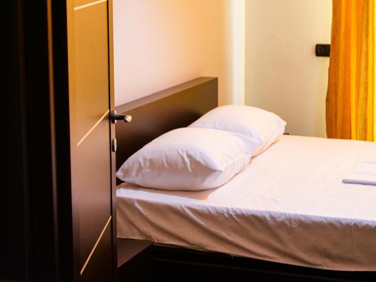 Lux Apartment Vlore Luaran gambar